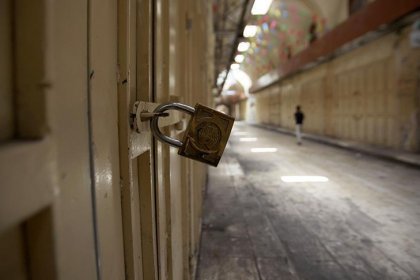 Protests and Strikes in Iran: Police Arrest 11 People in Connection with Tehran Bazaar Shutdown