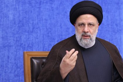 Where Has President Raisi Engaged in Dialogue with Protesters, According to Sazandegi Newspaper?