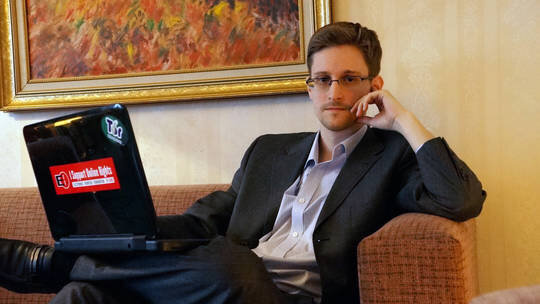 Snowden Obtains Passport by Swearing Allegiance to Russia