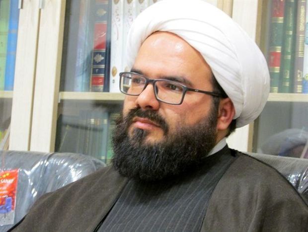 There is no problem with girls wearing headscarves in schools, says a member of the Cultural Commission of Parliament