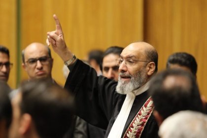 Disruption in the organization of the lawyers' ceremony due to the use of ties