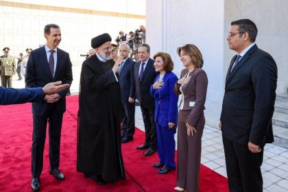 Criticism of Parviz Parastui's criticism of contradictory behavior of Raeesi regarding hijab