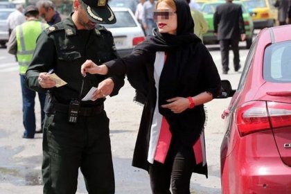 تقرير صحيفة شرق عن حجز السيارات بسبب الحجاب