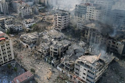أفاد المسؤولون الصحيون في غزة بمقتل ٨٧٩٦ شخصًا منذ بدء الحرب