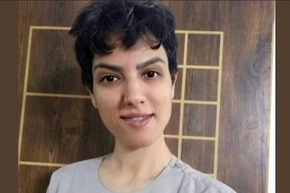 کمپین حقوق بشر ایران: حکم زندان «عاتکه رجبی»، معلم معترض را محکوم میکنیم