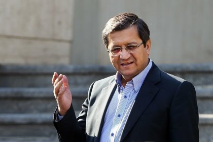 همتی: مسئولین باید بپذیرند که اقتصاد علم است