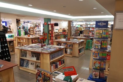 إغلاق متجر الكتاب المركزي في طهران بسبب الحجاب
