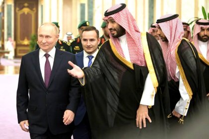 رقص السيف لبوتين مع الأمير العربي