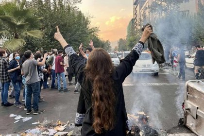عباس عبدی: تقلیل دادن اعتراضات ۱۴۰۱ به مسأله امنیتی اشتباهی فاحش است