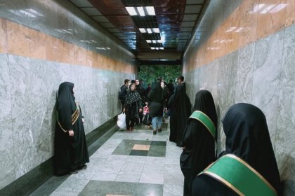 روزنامه اعتماد: تعزیر زنان به خاطر حجاب چه کمکی به اصلاح جامعه میکند؟
