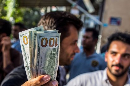 عضو غرفة التجارة: فقط في إيران تنخفض قيمة العملة الوطنية بنسبة 20٪ بين عشية وضحاها