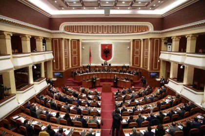 صوّت البرلمان الألباني على اتفاق مع إيطاليا لإنشاء مخيم للاجئين