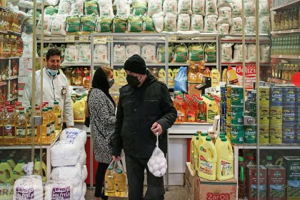 گزارشها از گرانی سرسامآور ایران؛ هزینه نیم میلیونی تهیه اقلام هفتسین