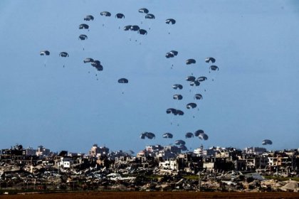 إلقاء المساعدات الجوية في شمال غزة