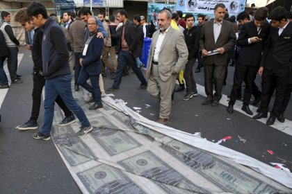 تسجيل أرقام قياسية جديدة للدولار واليورو في سوق طهران