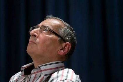 لم يُدان تصرف ذلك الطالب من قبل أي مسؤول، حسب قول صادق زیباکلام