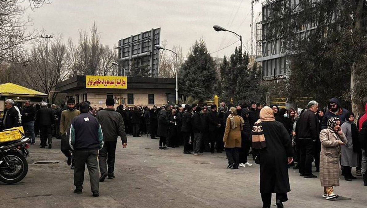 روزنامه کیهان: تشکیل صف برای تهیه گوشت تقصیر اصلاحطلبان است