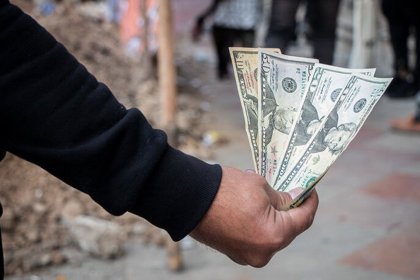 Dollar Hits Record High, Reaches 61,300 Tomans