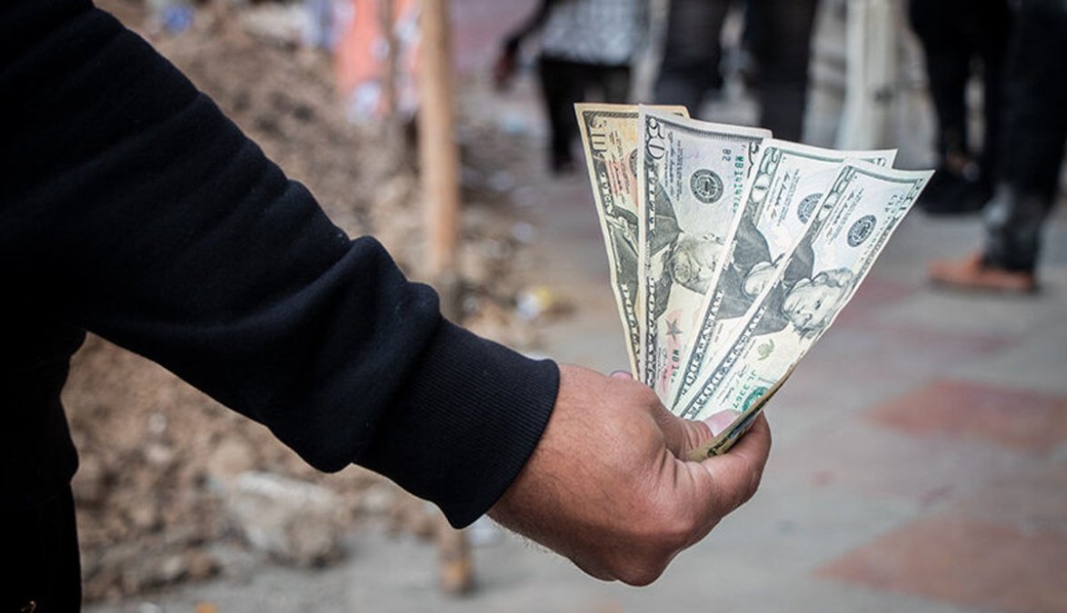 Dollar Hits Record High, Reaches 61,300 Tomans