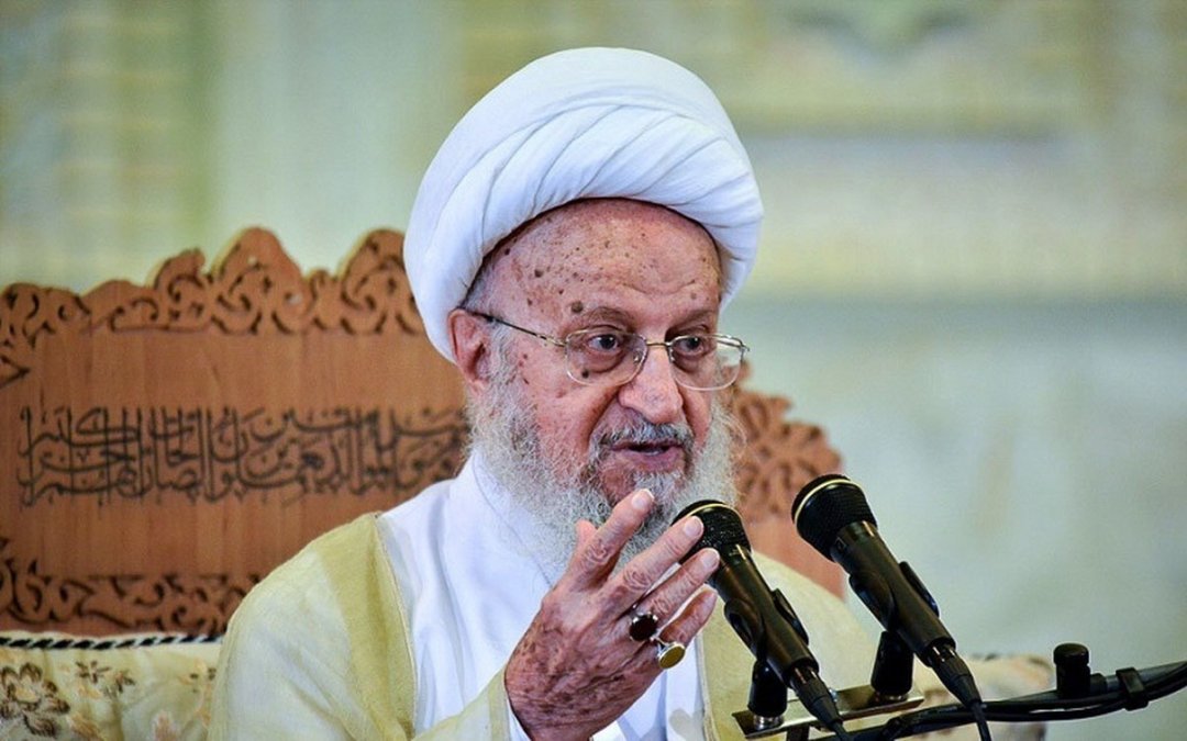 مکارم شیرازی: حفظ حجاب نباید با خشونت همراه شود