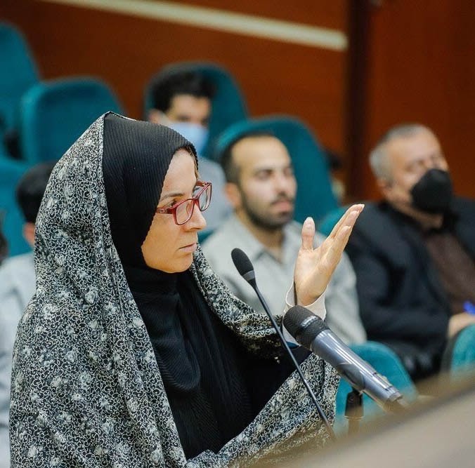 وکیل فرزانه قرهحسنلو: موکلم بخاطر ارسال پیام تبریک سال نو با ممنوعیت تماس و ملاقات مواجه شده است