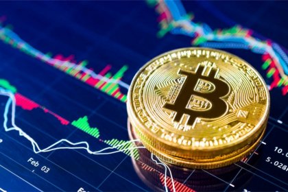 سعر البيتكوين يسجل رقماً قياسياً يتجاوز ٧٠ ألف دولار