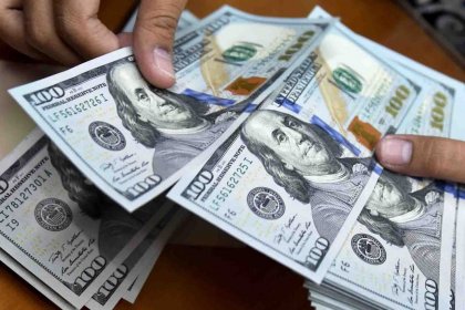 رقم قياسي جديد لسعر السكة والدولار في إيران