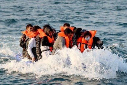 پنج پناهجو، از جمله یک کودک هنگام عبور از کانال مانش جان خود را از دست دادند