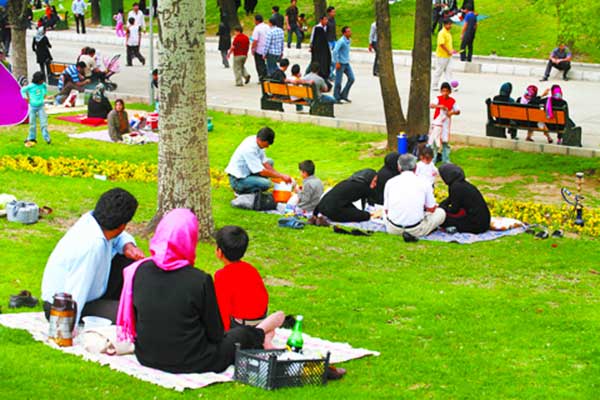 ۱۲ نفر در گرمسار بر سر روزهخواری در سیزده بدر بازداشت شدند