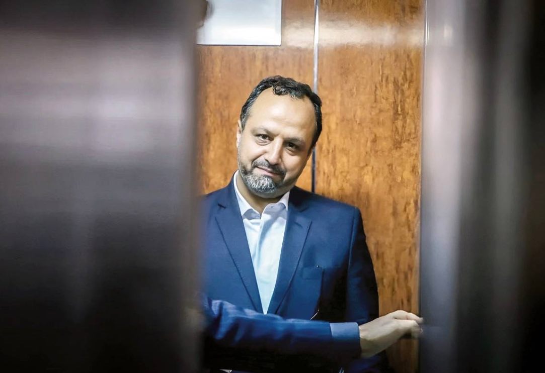 The Unsteady Chair of Iran's Minister of Economy and Finance
