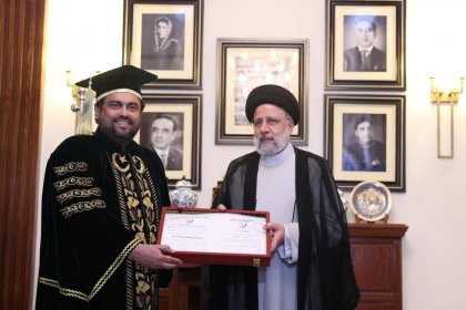 رئیس دانشگاه کراچی پاکستان مدرک دکترای افتخاری این دانشگاه را به ابراهیم رئیسی داد