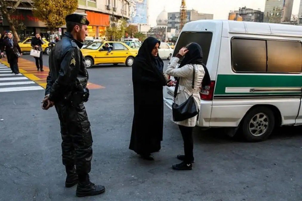 بیانیه ۹۶ فعال سیاسی درباره گشت ارشاد: این اقدامات غیرقانونی و غیرانسانی است