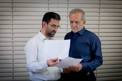 آذری جهرمی: به شایعات توجه نکنید، پای کار دکتر پزشکیان ایستادهایم