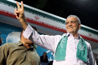 پزشکیان در مناظره زنده: نمیدانم چرا قاضیزاده گیر میدهد