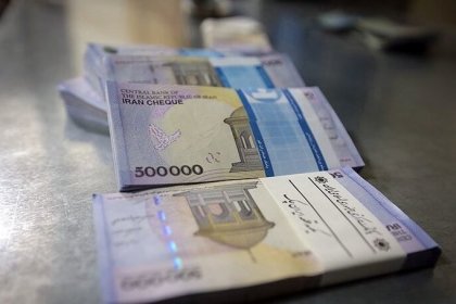 الخزائن التي سُلِّمت لحكومة پزشکیان لا تكفي لرواتب الموظفين لمدة ٢٣ يومًا