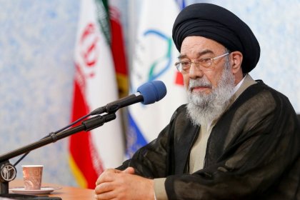إمام جمعة أصفهان: يجب التعامل مع عدم الحجاب وسوء الحجاب وتجوال الكلاب