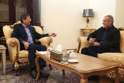 دیدار همتی با رئیسجمهور: انشاءالله با تدبیر پزشکیان شاهد تحولات مثبت در کشور باشیم