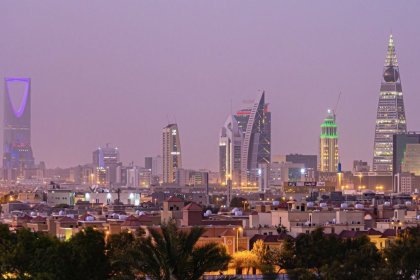 السعوديون لم يعودوا يعطون المال المجاني