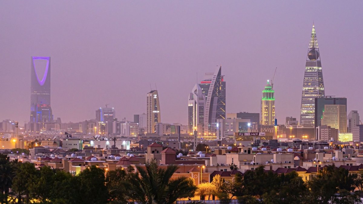 السعوديون لم يعودوا يعطون المال المجاني