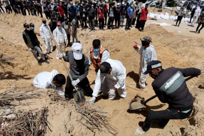 حفارو القبور في غزة غير قادرين على دفن العدد الكبير من الجثث