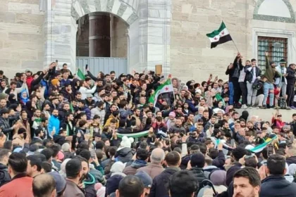 اللاجئون السوريون المقيمون في تركيا يحتفلون بسقوط بشار الأسد