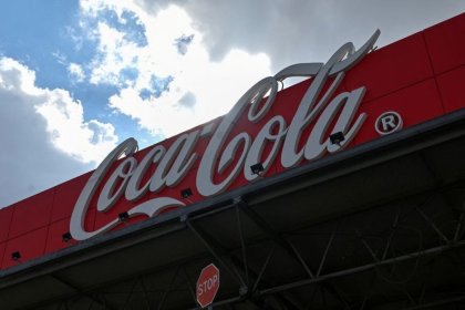 مدیر اجرایی کوکاکولا: به دلیل تعرفههای ترامپ ممکن است از پلاستیک بیشتری استفاده کنیم