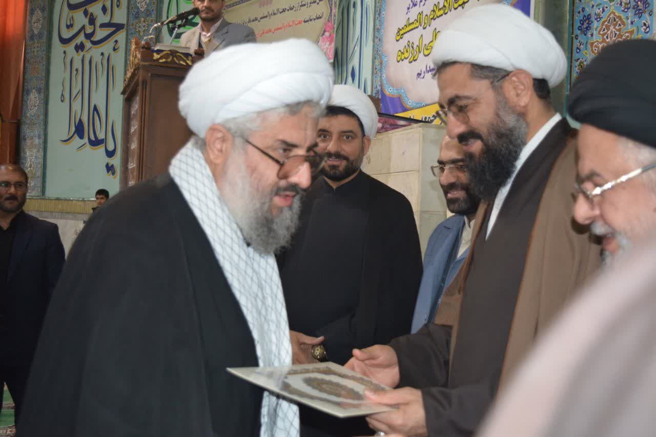 امام جمعه ملایر: امروز در کشور امام زمان شاهد برخورد قهری با آمرین به معروف هستیم