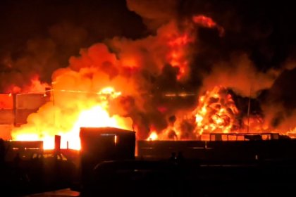 رجایی بندر کے فائر فائٹرز کا وزیر ٹرانسپورٹ سے خطاب: ہمارے پاس لوڈر اور لفٹ نہیں ہیں