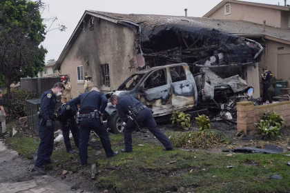 Jet crash in a residential area in the USA leads to cars and houses catching fire