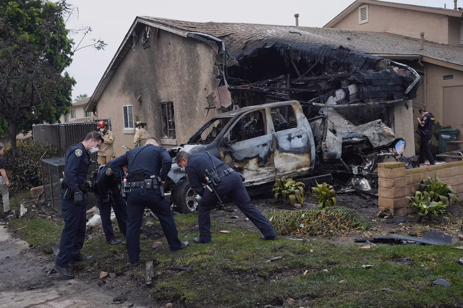 Jet crash in a residential area in the USA leads to cars and houses catching fire