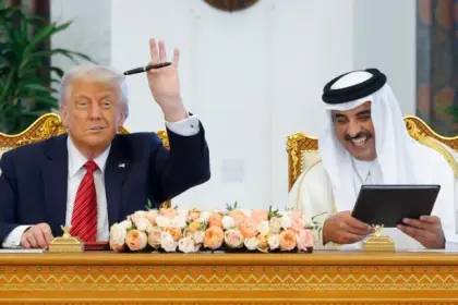 المقاتلات القطرية ترحب بطائرة ترامب