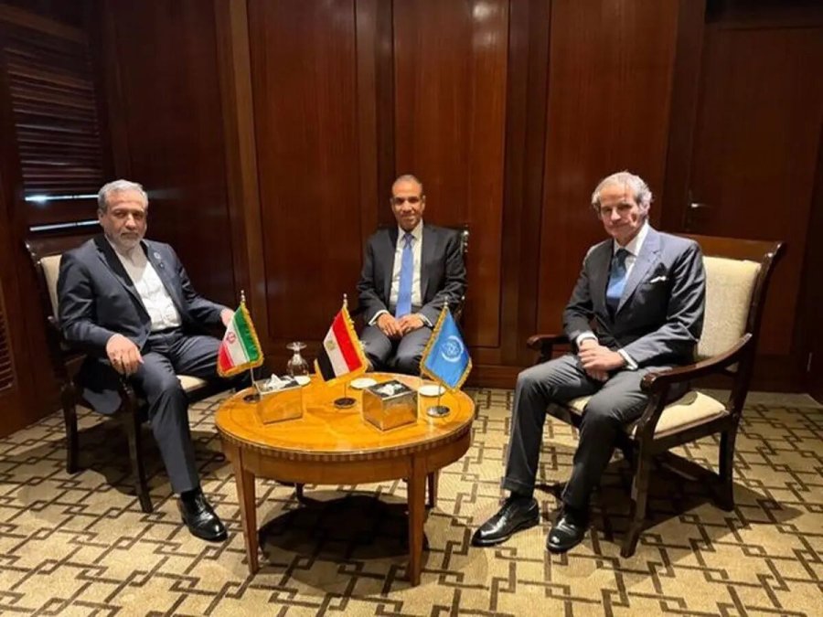 Iran's Foreign Minister's Trip to Cairo, Araqchi Met with Rafael Grossi