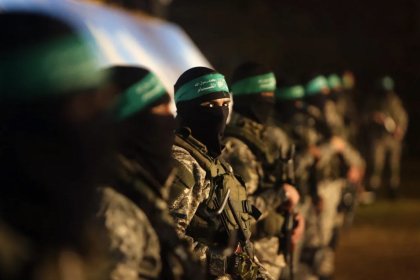 أزمة بقاء لحماس وغموض في دعم إيران