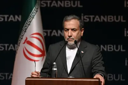 عراقچی در تماس با مسئول سیاست خارجی اتحادیه اروپا: آمریکا به مذاکره و دیپلماسی خیانت کرد